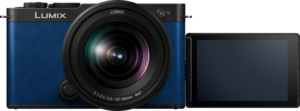 Panasonic Lumix S9 Night Blue + 20-60mm f/3.5-5.6 näkyy edestä, LCD-näyttö käännettynä sivulle ja eteenpäin.