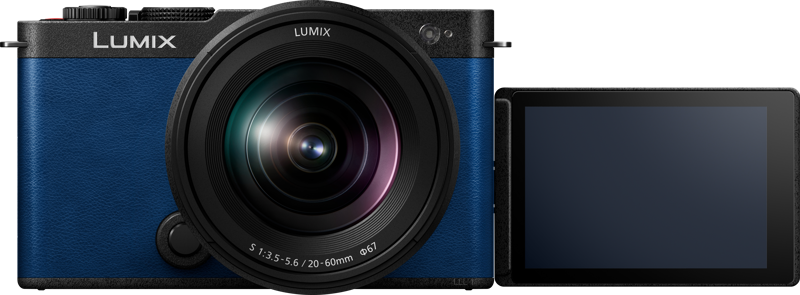 Panasonic Lumix S9 Night Blue + 20-60mm f/3.5-5.6 näkyy edestä, LCD-näyttö käännettynä sivulle ja eteenpäin.