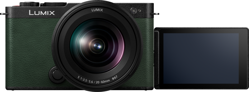 800q-04_128240 Panasonic Lumix S9 Dark Olive 20-60mm f/3.5-5.6 -objektiivilla näkyy etupuolella vihreällä kuvioidulla rungollaan ja oikealla puolella olevalla ulos käännetyllä näytöllä, joka on käännetty eteenpäin tyhjän, mustan näytön näyttämiseksi.