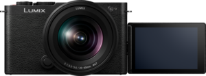 800q-04_128241 Etupuolella näkyy Panasonic Lumix S9 Jet Black, jossa on 20-60mm f/3.5-5.6 -objektiivi, jonka LCD-näyttö on käännetty oikealle ja näyttää tyhjän näytön.