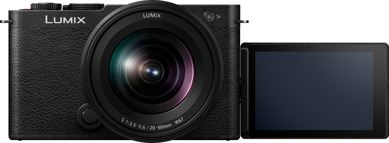 800q-04_128241 Etupuolella näkyy Panasonic Lumix S9 Jet Black, jossa on 20-60mm f/3.5-5.6 -objektiivi, jonka LCD-näyttö on käännetty oikealle ja näyttää tyhjän näytön.