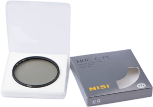NiSi Filter Circular Polarizer Pro Nano HUC 105mm -pyöröpolarisaatiosuodin näkyy valkoisessa muovikotelossaan harmaan pakkauslaatikon vieressä valkoisella taustalla.