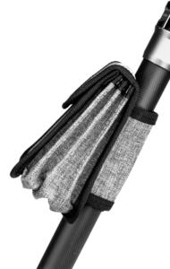 800q-05_110252 Lähikuva NiSi Filter Pouch for 100mm Square -suodatinpusseista, joissa on harmaa kuvioitu kangas mustalla reunuksella, kiinnitettynä mustaan sylinterimäiseen napaan - ihanteellinen suodattimien suojaamiseen osana ulkoilu- tai urheilukuvauskalustoa.