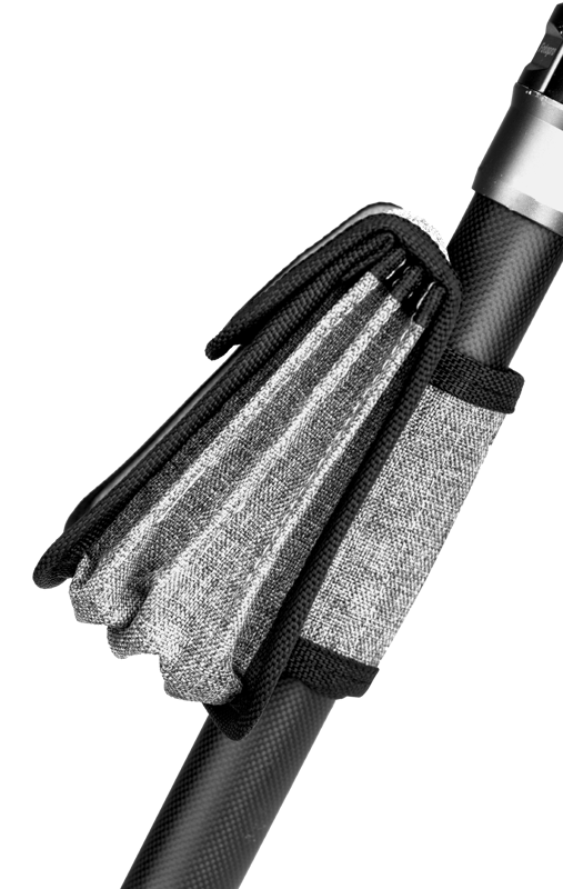 800q-05_110252 Lähikuva NiSi Filter Pouch for 100mm Square -suodatinpusseista, joissa on harmaa kuvioitu kangas mustalla reunuksella, kiinnitettynä mustaan sylinterimäiseen napaan - ihanteellinen suodattimien suojaamiseen osana ulkoilu- tai urheilukuvauskalustoa.