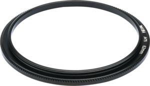 Musta pyöreä NiSi-suodattimenpidikkeen sovitin M75 40,5 mm:lle (soviterengas), jossa on harjattu reuna, näkyy valkoista taustaa vasten.