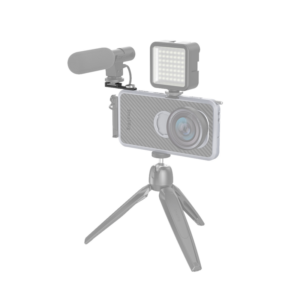 800q-05_113881 SmallRig 2638 Cold Shoe Adapter for Pro Mobile Cage -mikrofonin kanssa varustettu älypuhelin pitää mikrofonin ja LED-valon pienellä jalustalla, mikä mahdollistaa kompaktin videokuvausasetelman.