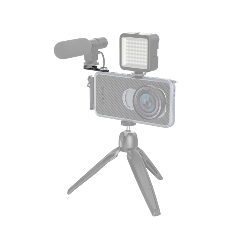 800q-05_113881 SmallRig 2638 Cold Shoe Adapter for Pro Mobile Cage -mikrofonin kanssa varustettu älypuhelin pitää mikrofonin ja LED-valon pienellä jalustalla, mikä mahdollistaa kompaktin videokuvausasetelman.