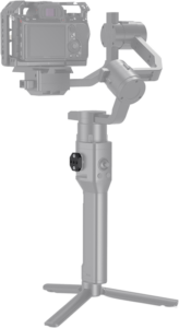 800q-05_113983 SmallRig 2710 -kiinnityslevy DJI Ronin-S/SC/RS 2/RSC 2:lle näkyy kiinnitettynä käsikannettavaan kolmiakseliseen kardaanivakaajaan, jossa on kolmijalkainen jalusta, tavallista taustaa vasten.