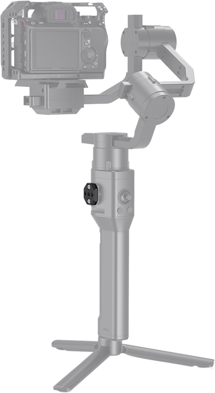 800q-05_113983 SmallRig 2710 -kiinnityslevy DJI Ronin-S/SC/RS 2/RSC 2:lle näkyy kiinnitettynä käsikannettavaan kolmiakseliseen kardaanivakaajaan, jossa on kolmijalkainen jalusta, tavallista taustaa vasten.