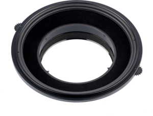 Lähikuva NiSi Filter Holder S6 Kit Landscape for Canon TS-E 17mm f/4 -suodattimelle tarkoitetusta NiSi Filter Holder S6 Kit Landscape for Canon TS-E 17mm f/4 -suodattimesta, joka on musta, pyöreä sovitin, jossa on kaksi säätönuppia suodattimien kiinnittämistä varten kameran objektiiviin, valkoista taustaa vasten.