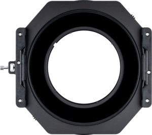 800q-05_115194 Lähikuva NiSi Filter Holder S6 Kit Landscape (105/95/82mm kierre), mustasta pyöreästä objektiivin mattapintaisesta mattapintaisesta laatikosta, joka on suunniteltu estämään ei-toivottua valoa valokuvauksessa ja elokuvissa, kuvattuna ylhäältä vaaleaa taustaa vasten.