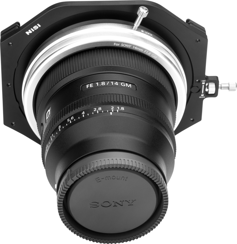 800q-05_117366 Lähikuva Sony 14mm f/1.8 -objektiivista, johon on kiinnitetty NiSi-suodatinpidike (100mm) -levysuodin pidike, jossa korostuvat objektiivin merkinnät, suojus ja tynnyrissä oleva pyöreä aukkoasteikko.