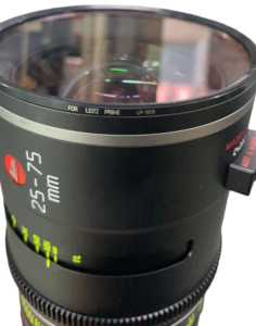 800q-05_117385 Lähikuva NiSi Cine -suodattimesta Explosion Proof / True Protector LP11215 For Leitz Prime / Zoom, jossa korostuvat tuotemerkit, suodattimen merkinnät ja suojausominaisuudet sekä suodattimen lasissa näkyvät heijastukset.