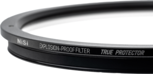 800q-05_119262 Lähikuva NiSi Cine Filter Explosion Proof / True Protector LP-CS7 for Cooke S7I 18&21mm -suojasuodin lähikuvasta, jossa korostuvat metallinen reuna ja kaiverrettu teksti tässä kameran objektiivin lisävarusteessa.