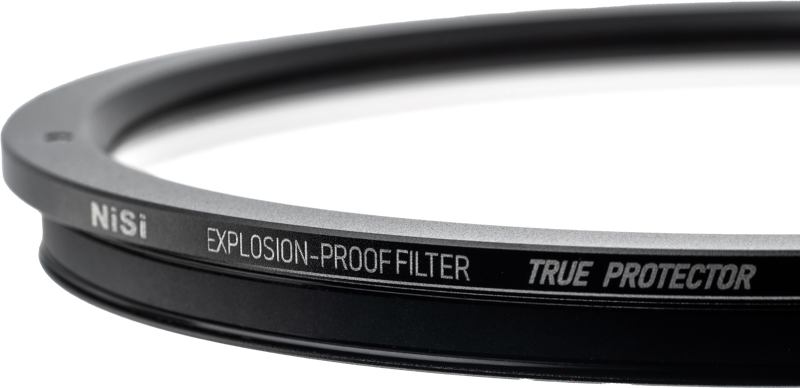 800q-05_119262 Lähikuva NiSi Cine Filter Explosion Proof / True Protector LP-CS7 for Cooke S7I 18&21mm -suojasuodin lähikuvasta, jossa korostuvat metallinen reuna ja kaiverrettu teksti tässä kameran objektiivin lisävarusteessa.