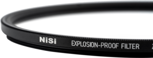 800q-05_119263 Lähikuva NiSi Cine Filter Explosion Proof / True Protector ZSP9275 for Zeiss SP Lenses -suojasuodin, mustan pyöreän linssin suodattimen, jossa on valkoinen teksti sivulla, tavallista vaaleaa taustaa vasten.