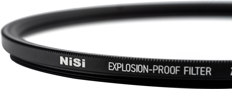 800q-05_119263 Lähikuva NiSi Cine Filter Explosion Proof / True Protector ZSP9275 for Zeiss SP Lenses -suojasuodin, mustan pyöreän linssin suodattimen, jossa on valkoinen teksti sivulla, tavallista vaaleaa taustaa vasten.
