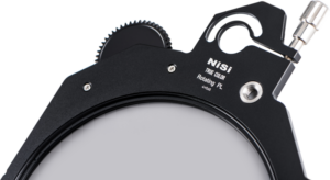 800q-05_119647 Lähikuva NiSi Cine Filter Rotating CPL TRUE COLOR 4x5.65" -levysuodin, jossa korostuvat pyöreä suodatin, säätöpyörä ja metallinen lukitusmekanismi tavallista taustaa vasten.