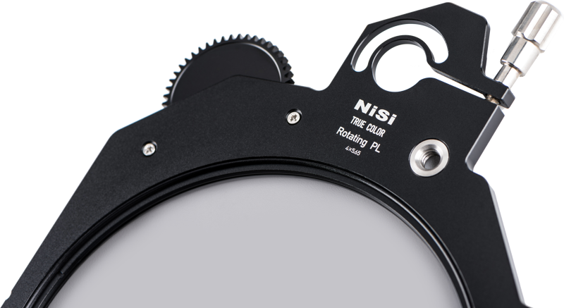 800q-05_119647 Lähikuva NiSi Cine Filter Rotating CPL TRUE COLOR 4x5.65" -levysuodin, jossa korostuvat pyöreä suodatin, säätöpyörä ja metallinen lukitusmekanismi tavallista taustaa vasten.