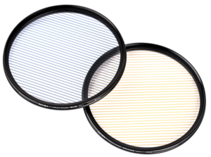 800q-05_121012 Kaksi päällekkäistä NiSi Filter Allure Streak Blue 2mm 82mm -suodinsuodinta lepää tavallisella pohjalla; vasemmassa näkyy sininen sävy, jossa on diagonaalisia mustia viivoja, ja oikeassa näkyy oranssi sävy, jossa on samanlaisia diagonaalisia mustia viivoja.