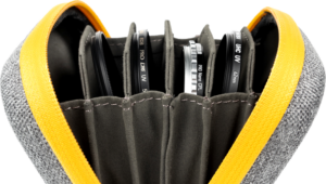 800q-05_122218 Lähikuva NiSi Filter Pouch Pro Caddy 62 For Circular Filters -suodattimesta, jossa on harmaa ja keltainen muotoilu, jossa useat kameran linssisuodattimet on järjestetty siististi erillisiin paikkoihin pussin sisällä.