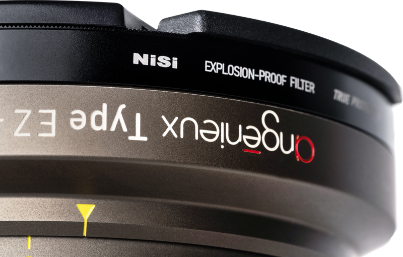 800q-05_123582 Lähikuva kameran objektiivista, joka on varustettu NiSi Cine Filter Explosion Proof / True Protector AG-11175 for Angenieux EZ-1 & 2 -suojasuodin kanssa, jossa näkyy "angenieux Type EZ" ja suodattimen merkinnät terävillä metallisilla ja mustilla pinnoilla.