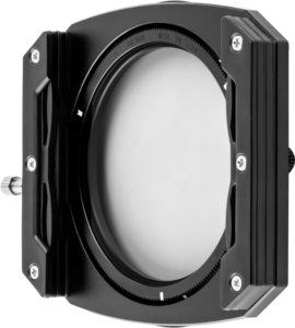 800q-05_123875 NiSi Filter Holder Kit M75 II TRUE COLOR 75mm System -levysuodin pidike on musta suorakaiteen muotoinen linssin suodattimen pidike, jossa on säädettävä pyöreä aukko ja ruuvit, joilla kehys kiinnitetään, valkoista taustaa vasten.
