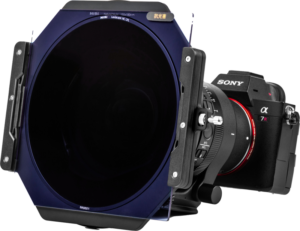 800q-05_125121 Sony Alpha -kamera, jonka etupuolelle on kiinnitetty NiSi Filter Holder S6 Kit True Color for Sigma 14mm f/1.4 DG DN -suodatin, kiinnitetty kolmijalka-adapteriin, eristetty valkoiselle taustalle.