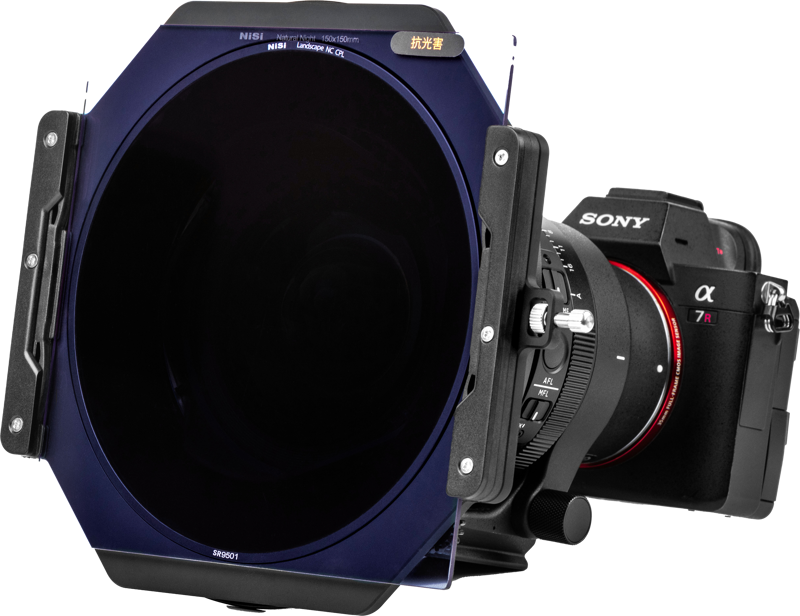 800q-05_125121 Sony Alpha -kamera, jonka etupuolelle on kiinnitetty NiSi Filter Holder S6 Kit True Color for Sigma 14mm f/1.4 DG DN -suodatin, kiinnitetty kolmijalka-adapteriin, eristetty valkoiselle taustalle.