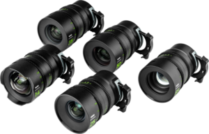 800q-05_126410 Viisi NiSi Cine Lens Athena Prime Set L-Mount -objektiivia (14 mm, 25 mm, 35 mm, 50 mm ja 85 mm) on sijoitettu vaalealle taustalle, ja niissä kaikissa on musta vihreä ja valkoinen merkintä.