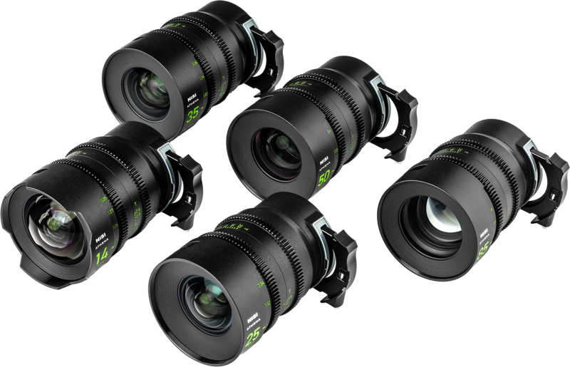 800q-05_126410 Viisi NiSi Cine Lens Athena Prime Set L-Mount -objektiivia (14 mm, 25 mm, 35 mm, 50 mm ja 85 mm) on sijoitettu vaalealle taustalle, ja niissä kaikissa on musta vihreä ja valkoinen merkintä.