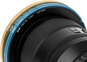 800q-05_126897 Lähikuva NiSi Filter Swift System FS ND Kit (8+64+1000) 40.5-49mm -harmaasuodin objektiivista ja sen monivärisestä suodinsovitinrenkaasta, jossa on merkitty suodinkoot ja yksityiskohdat.