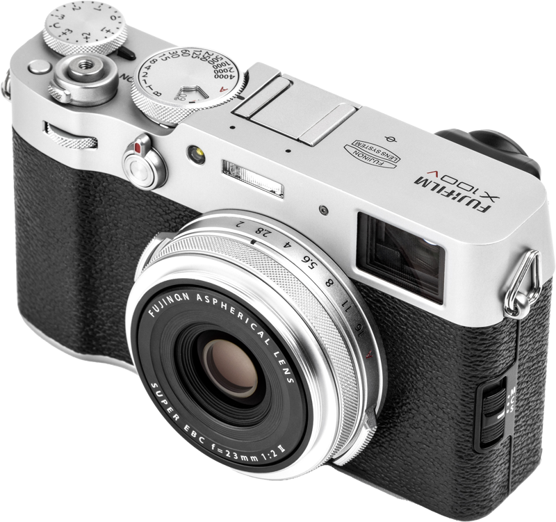 Fujifilm X100 -sarjan hopeanvärinen NISI-objektiivin suojus, UV-suodatin ja suojus on esillä vinossa valkoista taustaa vasten, mikä korostaa sen tyylikästä muotoilua ja yhteensopivuutta X100-kameramallien kanssa.