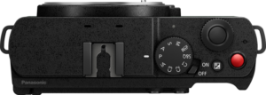 800q-05_128235 Panasonic Lumix S9 -järjestelmäkameran yläkatsomo, Dark Olive, jossa näkyvät säätöpyörät, virtakytkin, suljinpainike, punainen videon tallennuspainike ja objektiivin kiinnitys.