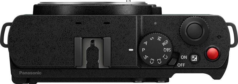 800q-05_128235 Panasonic Lumix S9 -järjestelmäkameran yläkatsomo, Dark Olive, jossa näkyvät säätöpyörät, virtakytkin, suljinpainike, punainen videon tallennuspainike ja objektiivin kiinnitys.