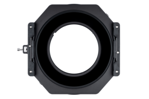 NiSi Filter Holder S6 Kit True Color for Sony 12-24mm f/2.8 GM -levysuodin pidike on musta kahdeksankulmainen kahdeksankulmainen suodattimen pidike, jossa on suuri keskiaukko, kuvattuna edestä valkoista taustaa vasten.