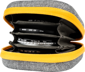 800q-06_122218 NiSi Filter Pouch Pro Caddy 62 for Circular Filters on harmaa ja keltainen vetoketjullinen kotelo, jossa on pehmustetut paikat, ja joka pitää erilaiset merkittyjä kameran objektiivin suodattimia, kuten UV- ja CPL-suodattimia, järjestettynä tyypin ja koon mukaan.