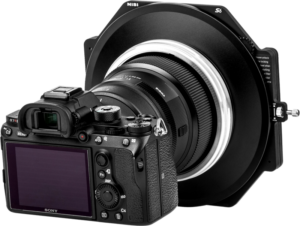 NiSi Filter Holder S6 Alpha Kit for Sigma 14mm f/1.4 DG DN -levysuodin pidike on kiinnitetty digitaalikameraan, kuvattuna takakulmasta, jossa sen näyttö, painikkeet ja objektiivin suodatinjärjestelmä näkyvät.