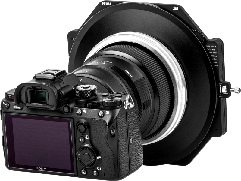 NiSi Filter Holder S6 Alpha Kit for Sigma 14mm f/1.4 DG DN -levysuodin pidike on kiinnitetty digitaalikameraan, kuvattuna takakulmasta, jossa sen näyttö, painikkeet ja objektiivin suodatinjärjestelmä näkyvät.