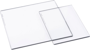 800q-108945 Kaksi kirkasta suorakaiteen muotoista NiSi Cine Filter Explosion Proof 4x5.65" erikokoista lasilevyä limittäin valkoisella pohjalla, kummassakin pieni painettu etiketti reunassa.