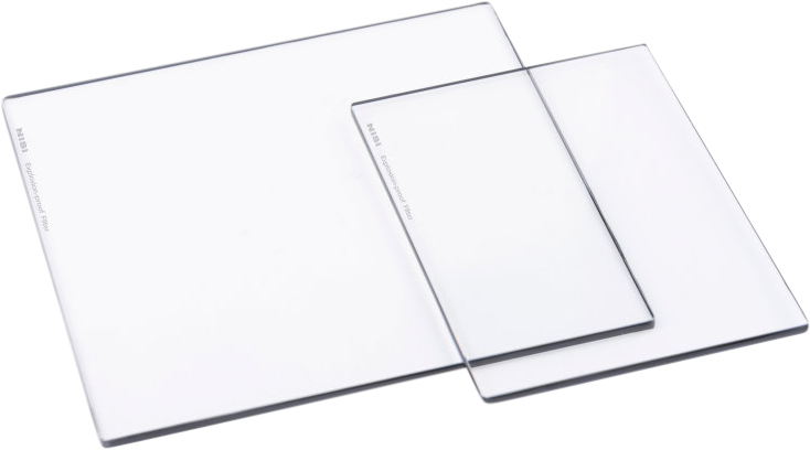 800q-108945 Kaksi kirkasta suorakaiteen muotoista NiSi Cine Filter Explosion Proof 4x5.65" erikokoista lasilevyä limittäin valkoisella pohjalla, kummassakin pieni painettu etiketti reunassa.