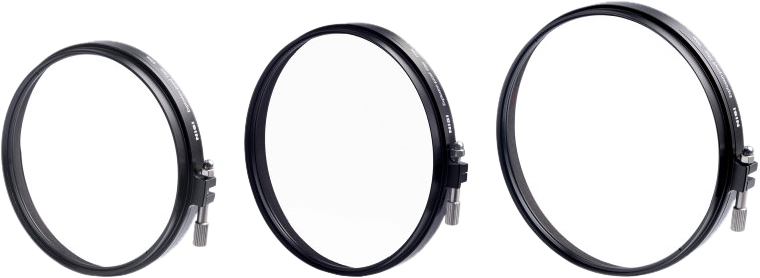 800q-108946 Kolme NiSi Cine Filter Explosion Proof Circular 95mm -suojasuodin linssisuodinta seisovat pystyasennossa, tasaisin välein, metallisilla säätöruuveilla varustettuna, tavallista valkoista taustaa vasten.