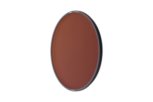 800q-109177 NiSi Filter S5 Circular ND8 (for S5 Holder) -pyöröpolarisaatiosuodin on pyöreä, punaruskea linssisuodin, jossa on musta metallikehys ja joka on esillä pystyasennossa ja hieman oikealle kallistettuna valkoista taustaa vasten.