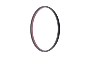 800q-109181 NiSi Filter S5 Circular UV NC (for S5 Holder) -pyöröpolarisaatiosuodin on ohut, mustalla kehyksellä varustettu pyöreä kameran linssin linssisuodin, jossa on hienovarainen punasävyinen lasi, kuvassa vaaleanharmaata taustaa vasten.