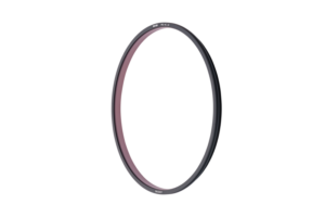 800q-109181 NiSi Filter S5 Circular UV NC (for S5 Holder) -pyöröpolarisaatiosuodin on ohut, mustalla kehyksellä varustettu pyöreä kameran linssin linssisuodin, jossa on hienovarainen punasävyinen lasi, kuvassa vaaleanharmaata taustaa vasten.