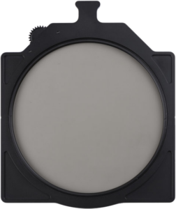 800q-109436 NiSi Cine Filter Rotating CPL 6x6" -levysuodin on musta neliönmuotoinen objektiivin suodattimen pidike, jossa on pyöreä harmaa pyörivä suodatin, jossa on säätöpyörä ja kieleke yläosassa tarkkaa säätöä varten.