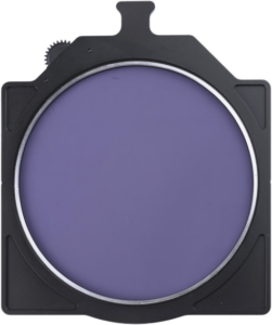800q-109437 NiSi Cine Filter Rotating Enhanced CPL 6x6" -levysuodin on pyöreä violetti kameran objektiivisuodin, joka on asetettu mustaan neliönmuotoiseen pidikkeeseen, jossa on yläpidike ja vasemmanpuoleinen vaihde.