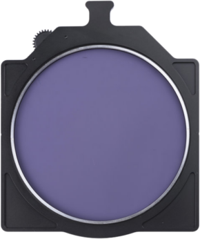 800q-109437 NiSi Cine Filter Rotating Enhanced CPL 6x6" -levysuodin on pyöreä violetti kameran objektiivisuodin, joka on asetettu mustaan neliönmuotoiseen pidikkeeseen, jossa on yläpidike ja vasemmanpuoleinen vaihde.