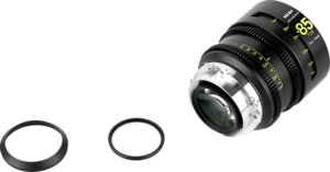 800q-11_123976 Lähikuva NiSi Cine Lens Athena Prime Set PL-Mount -objektiivista, jossa on merkintä "85" ja kaksi pyöreää suodatinta sen vieressä valkoisella taustalla. Objektiivissa on vihreät ja valkoiset merkinnät ja metallinen kiinnitys.