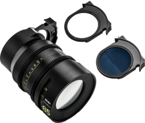 800q-11_123981 NiSi Cine Lens Athena Prime Set E-Mount -objektiivi on kuvassa kahden mustan pyöreän suodattimen, yhden kirkkaan ja yhden sävytetyn, kanssa, jotka on asetettu objektiivin viereen vaaleaa taustaa vasten.